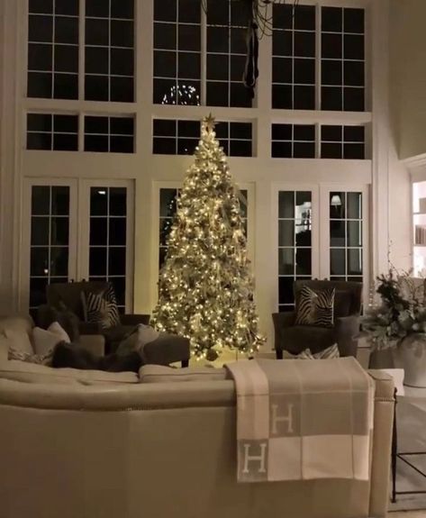 Luxury Christmas Aesthetic, Christmas House Exterior, Aesthetic Christmas Decorations, Fireplace Christmas, Christmas Dreaming, Sala Grande, Dream Life House, Christmas Decor Inspiration, Christmas Living Rooms