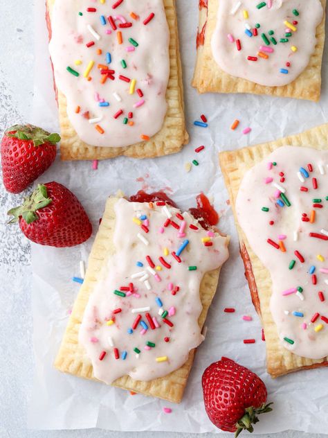 Homemade Strawberry Pop Tart Vegan Bakes, Strawberry Pop, Poptart Recipe, Strawberry Pop Tart, Tasty Pastry, Tarts Recipe, Pop Tart, Flaky Pastry, Homemade Snacks