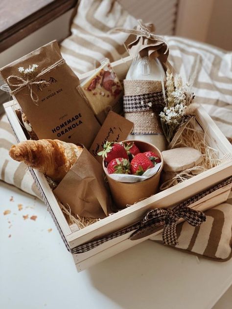 Breakfast Basket, Breakfast Gift, Homemade Gift Baskets, Good Morning Dear, Picnic Box, My Homies, Gift Box Design, Homemade Granola, Food Presentation