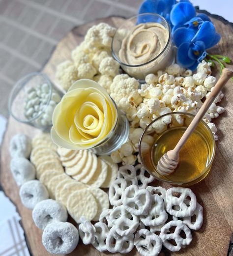 White Themed Food Board, Colour Platter Party, White Snack Board, Winter Wonderland Party Snacks, White Themed Charcuterie Board, White Food Board Ideas, White Food For Color Party, White Food Platter, All White Charcuterie Board