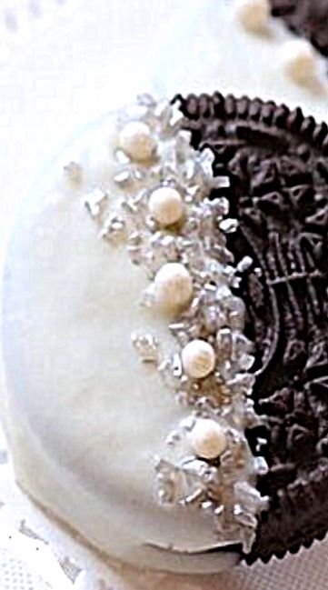 Tuxedo and Pearls Oreos - such a quick and simple idea! Dip the cookies in white chocolate and then in sprinkles and sugar pearls. ❊ Oreo Wedding Cookies, Oreo Balls For Wedding, Wedding Dipped Oreos, Diy Wedding Cookies, Dipped Oreos Wedding, Chocolate Dipped Oreos Wedding, Fancy Wedding Cookies, Wedding Oreo Cookies, Black And White Wedding Cookies