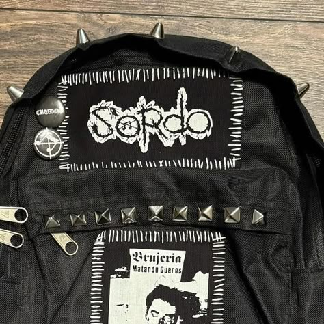 Backpack Customize Ideas, Emo Backpack, Punk Back Patch, Crust Backpack, Patched Backpack, Patches On Backpack, How To Sew Patches, Punk Backpack, Patches Aesthetic