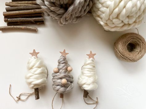 Wool Felt Christmas Tree Diy, Tassel Christmas Trees, Easy Holiday Ornaments, Yarn Glue Ornaments, Christmas Crafts Using Yarn, Christmas Tree Handmade Decorations, Christmas Craft With Ribbon, Yarn Diy Ornaments, Stick Tree Ornaments