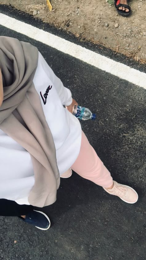 Pap joging Girl Jogging Aesthetic, Pap Jogging Sore, Pap Jogging Pagi, Pap Jogging, Jogging Aesthetic, Blue Aesthetic Pastel, Korean Babies, Apa Aja, Aesthetic Pastel