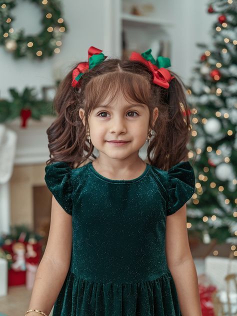 Two High Pigtails, Children's Hairstyle, Toddler Girl Hairstyles, Hairstyles Christmas, High Pigtails, Childrens Hairstyles, Easy Hairstyles For Kids, Christmas Children, Simple Hairstyle