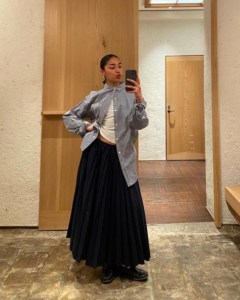 Casual Outfits Long Skirt, Tiered Skirt Outfit Winter, Cool Women Outfits, Outfit With Long Black Skirt, Styling A Button Down Shirt Women, Paris Outfits Aesthetic, Wide Outfit, Winter Styles For Women, Style A Long Skirt