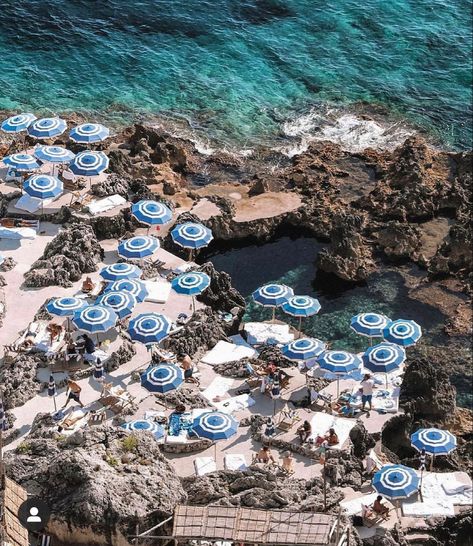 Fontelina Capri, Town By The Sea, Beach Fashion Photography, Landscape Europe, Slim Aarons Photography, Italian Seaside, Marbella Club, Italy Fits, Club Restaurant