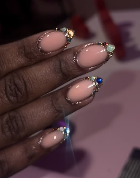 Nails W Stones, Nail Designs With Stones Rhinestones, Multi Color Gem Nails, Gem Tip Nails, Pearl Nail Designs Rhinestones, Gold Nails Gel Short, Jewel Nails Rhinestones, Gold Cateye Nails, Jeweled Nails Designs