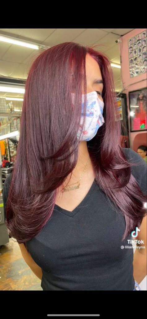 Red Hair On Brown Skin, Pelo Color Borgoña, Pelo Color Vino, Short Hair Transformation, Dark Burgundy Hair, Haircut For Long Hair, Burgandy Hair, Cherry Cola Hair, Wine Hair Color