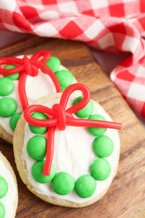 These are the best M and M Christmas cookies you will ever make! Super simple ingredients for a fun holiday treat Wreath Sugar Cookies, Easy Christmas Cookies Decorating, Thumbprint Cookies Easy, Christmas Wreath Cookies, Fun Holiday Treats, Easy Wreath, Wreath Cookies, Thumbprint Cookies Recipe, Easy Wreaths