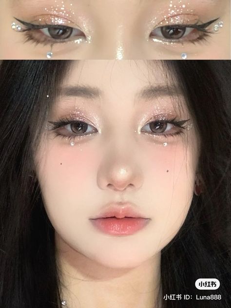 #douyintiktok #makeupideas Eye Makeup Inspo Eyeshadows, Golden Douyin Makeup, Chungha Makeup, Golden Makeup Look, Makeup Rhinestones, Golden Eye Makeup, Futuristic Makeup, Golden Makeup, Sparkly Makeup