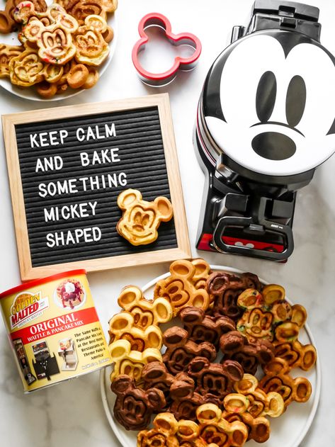 Disney Waffle Recipe, Disney Christmas Food, Mickey Mouse Waffles, Mickey Mouse Shaped Food, Mickey Waffle Recipe, Disney Waffles, Mickey Desserts, Disney Brunch, Mickey Shaped Food