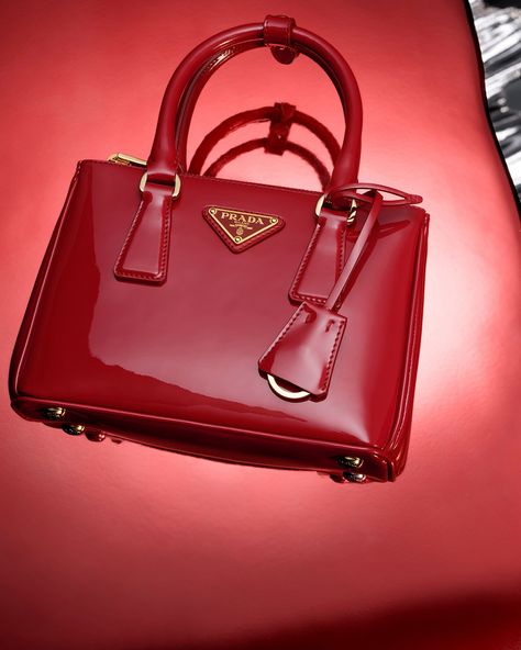 Red Prada Bag, Prada Galleria Bag, Fits For Fall, Prada Gifts, Prada Red, Expensive Bag, Prada Collection, Accessorize Bags, Prada Handbag