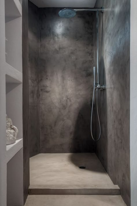 Simple Concrete shower design - Home Decorating Trends - Homedit Bathroom Glass Wall, Drømme Bad, Pinterest Bathroom, Cement Bathroom, Concrete Shower, Grey Bathroom Tiles, Bilik Air, Concrete Bathroom, Big Bathrooms