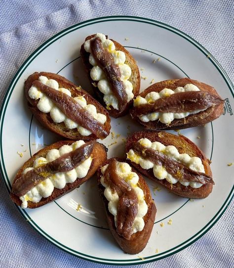 ANCHOVY RICOTTA TOASTS 🍋🍞!! featuring perfectly toasted baguette slices, ricotta squiggles, anchovies, lemon zest, and a drizzle of evoo 🫒!! whip ‘em up as a ‘lil lunch or snack!! they’re so tasty and as simple as can be!! recipe from the incredible @mykitchencupboard 🤩 Chicken Salad Chick Sassy Scotty Recipe, Cowgirl Kitchen, Toasted Baguette Slices, Nye Food, Anchovy Recipes, Ricotta Crostini, Crostini Recipe, Baguette Slices, Toasted Baguette