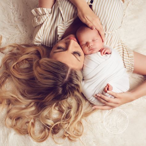 The love between a mother and her newborn baby knows no bounds 🤍 #motherandbabyphotos #oxfordshirefamilyphotoshoot #motherandnewbornson #cotswoldfinephotos Mother Daughter Newborn Pictures, Baby Girl Newborn Photoshooting Ideas, Newborn And Mommy Pictures, Newborn Girl Photoshooting Ideas, Newborn Girl Photoshooting, Baby Girl Photoshooting, Girl Photoshooting, Mommy Pictures, Newborn Ideas