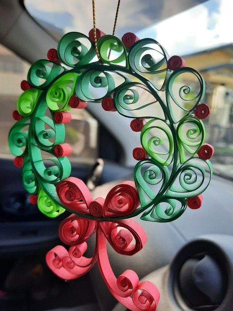 Paper Quilled Christmas Wreath, Paper Quilling Wreath, Quilling Christmas Wreaths & Garlands, Quilled Christmas Wreath, Paper Quill Christmas Ornaments, Quiling Paper Art Easy, Quilled Christmas Ornaments, Diy Quilling Christmas, Quiling Paper Art