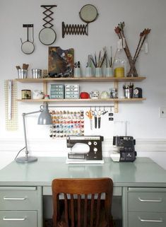 Creative Art Studio Organization Ideas For Workspace Desks 61 Deep Desk, Sewing Atelier, Sewing Corner, Sewing Station, Desk Organisation, Workspace Desk, Art Studio Organization, Studio Spaces, Metal Desk