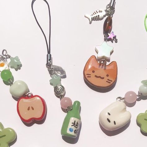 Clay Charms Keychain, Air Dry Clay Charms Diy, Cat Clay Charm, Aesthetic Clay Charms, Minecraft Clay Charms, Cute Things To Make With Clay, Clay Charms Diy, Clay Charms Cute, Clay Charm Ideas