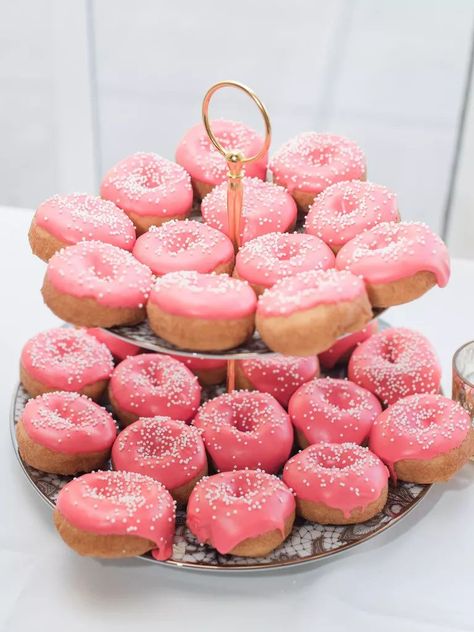 Pink Party Foods, Barbie Theme Party, Pink Desserts, Pink Food, Barbie Birthday Party, Pink Birthday Party, Barbie Theme, 13th Birthday Parties, Pink Donuts