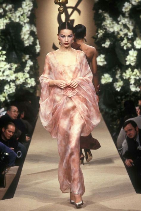 Ysl Runway, Vintage Runway Fashion, Saint Laurent Haute Couture, Yves Saint Laurent Couture, Saint Laurent Dress, 90s Runway Fashion, Runway Fashion Couture, Couture Mode, Runway Dresses