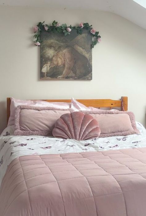 Aphrodite, bedroom, witch bedroom, aesthetic decor, aesthetic bedroom, pink aesthetic, seashell bedroom, pink bedding, pink bedroom, blush pink, bedroom ideas, bedroom inspo, goddess of love, aphrodite bedroom Goddess Bedroom Aesthetic, Aphrodite Bedroom, Aphrodite Room, Witch Bedroom Aesthetic, Angelcore Room, Seashell Bedroom, Blush Pink Bedroom Ideas, Bedroom Pink Aesthetic, Bedroom Blush Pink