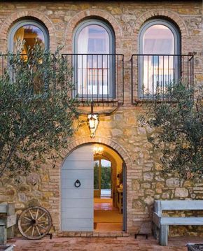 Una facciata del casale rivestito con la pietra toscana Toscana House, Tuscan Style Homes, Mediterranean Home Decor, Stone Architecture, Brick Architecture, Italian Home, Mediterranean Home, Tuscan Style, Mediterranean Homes