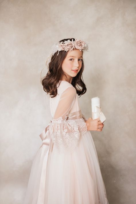 First Communion Photo Ideas, Holy Communion Photoshoot, First Communion Pictures, First Communion Photoshoot, Communion Pictures, First Communion Photography, Communion Photos, First Communion Decorations, Communion Decorations