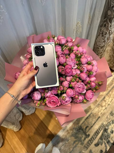 Wish Board, Vision Board Images, Iphone Obsession, Beautiful Bouquet Of Flowers, 17 Doğum Günü, Luxury Birthday Gifts, Iphone Gifts, Cute Birthday Ideas, Luxury Birthday