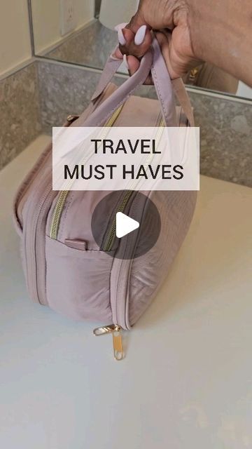 Pack Travel Bag, Work Travel Essentials For Women, Travel Bag Organization Ideas, Hand Luggage Essentials, Hotel Must Haves, Organization Bags Travel, Packing Toiletries For Travel, Mini Travel Essentials, Travel Aesthetic Packing