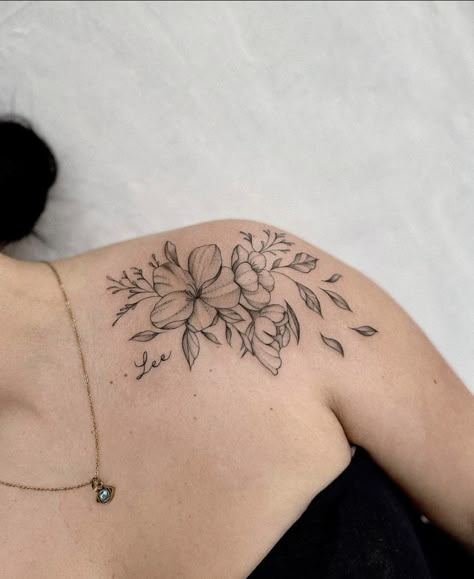 Front Shoulder Tattoo, Shoulder Tattoo Quotes, Front Shoulder Tattoos, Shoulder Cap Tattoo, Shoulder Tattoo Ideas, Floral Tattoo Shoulder, Tattoo Shoulder, Bouquet Tattoo, Beautiful Flower Tattoos