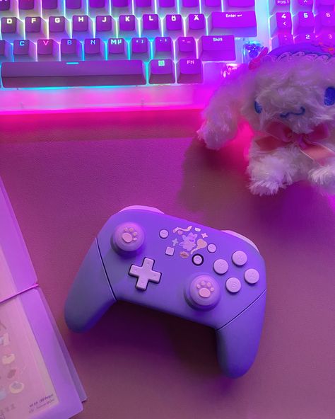 I customized my pro controller to a light purple theme 💜 Purple Gaming Aesthetic, Gaming Controller Aesthetic, Light Purple Theme, Pastel Purple Theme, Controller Aesthetic, Purple Gaming Setup, Xbox Setup, Cute Purple Aesthetic, Purple Study