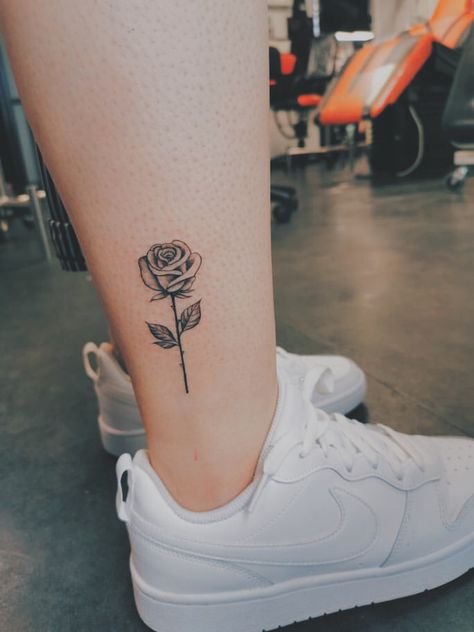 Flash Rose Tattoo, Rose Tattoo Ankle, Roos Tattoo, Rose Tattoo On Ankle, Classy Tattoos For Women, Unique Butterfly Tattoos, Rose Tattoos For Women, Small Rose Tattoo, Ankle Tattoos For Women