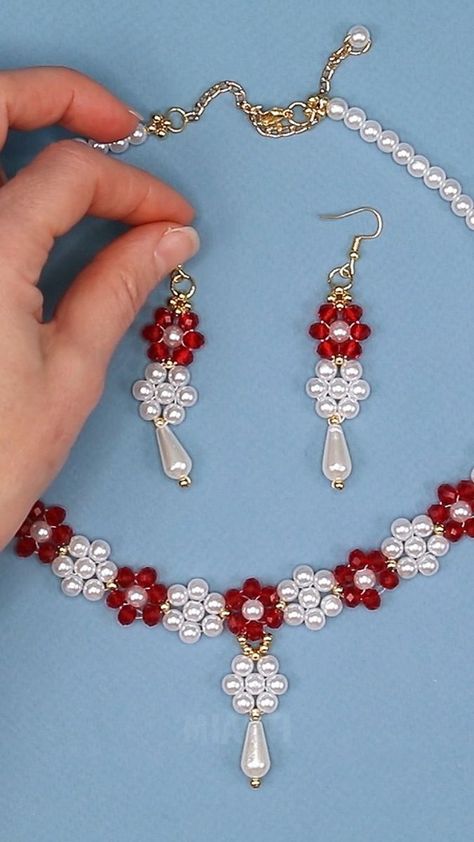 DIY jewelry idea gift - a beaded necklace and earrings easily! | Miarti - Creative ideas | Jewelry Making Pearls, Diy Jewelry Set, Floral Pendant Necklace, Bead Charms Diy, Beaded Jewelry Tutorials, Beaded Crafts, Floral Pendant, Idea Gift, Handmade Wire Jewelry