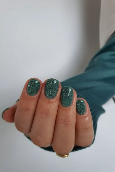 Aesthetic Nails Green, Short Gel Nails, Fall Nail Ideas, Green Nail Polish, Christmas Gel Nails, Smink Inspiration, Glitter Gel Nails, Simple Gel Nails, Minimal Nails