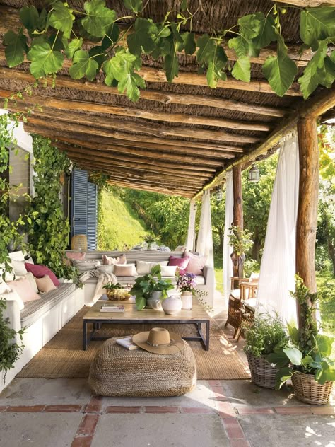 La revista de agosto de El Mueble te alegrará el verano con sus casas rústicas Rustic Pergola, Rustic Patio, Pergola Patio, Backyard Patio Designs, Garden Cottage, Back Patio, Outdoor Rooms, Backyard Landscaping Designs, Patio Ideas