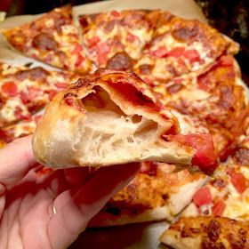 Food Pusher: Bubbly No-Knead Pizza Crust Butter Crust Pizza Dough, Pizza Crust For Pizza Oven, Perfect Homemade Pizza, Best Pizza Dough Recipe, Pizza Oven Recipes, Pizza Homemade, Pizza Roll, Best Pizza Dough, Pizza Flatbread