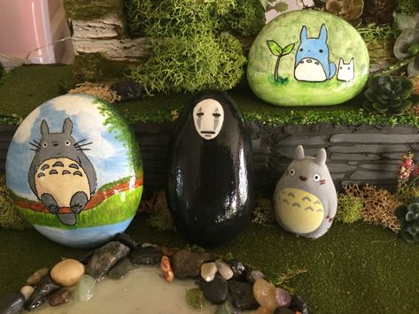 Painted rocks Totoro and Ghibli characters Anime Rock Painting Ideas, Rock Painting Ideas Studio Ghibli, How To Paint Studio Ghibli Style, Ghibli Style Painting, Anime Painted Rocks, Spongebob Painting, Fancy Houses, Painted Rocks Craft, Rock Painting Patterns