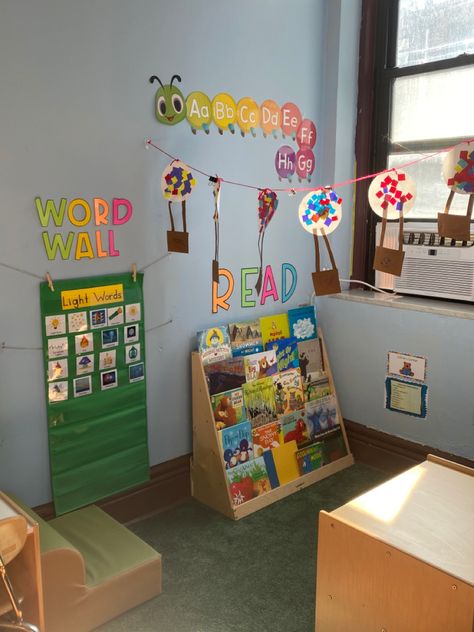 Decorating Preschool Classroom, Preschool Class Set Up, Preschool Art Wall, Preschool Wall Decoration Ideas, Preschool Display Boards, Kindergarten Artwork, Prek Classroom Setup, Preschool Displays, Ece Classroom