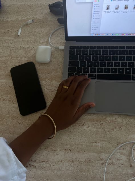 Desk studio office and minimal gold jewellery aesthetic Female Journalist Aesthetic, Business Woman Ceo, Business Work Aesthetic, Poc Aesthetic, Vision Board Aesthetics, Focus Wallpaper, Boss Baddie, Desk Flatlay, Gold Jewellery Aesthetic