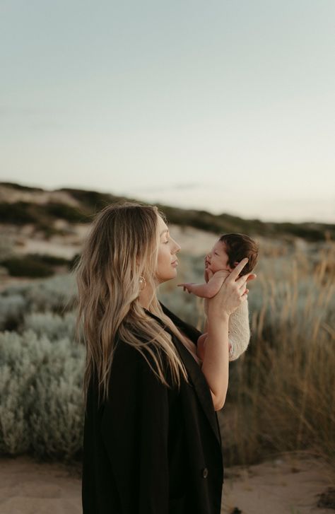 Flattering Photo Outfits, Outdoor Photoshoot With Newborn, Newborn Park Photography, Mommy And Newborn Photo Shoot Outside, Mommy And Infant Photo Shoot, Newborn Family Photoshoot Outside, Mom And Newborn Pictures Outdoor, Outdoor Breastfeeding Photoshoot, Newborn Session Outside