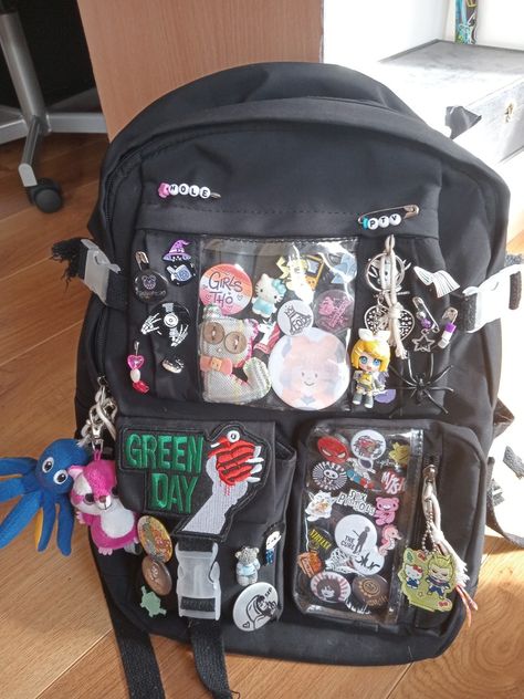 #bag #backpack #pins #pinbag #schoolbag #iheartfob Backpack With A Lot Of Pockets, What In My Backpack School, Pin For Backpack, Emo Backpacks Diy, Pin Bag Aesthetic, Ways To Decorate Your Backpack, School Bag With Pins, How To Decorate Your Backpack, Decorating My Backpack