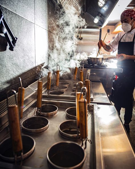 Ramen Food Truck Design, Japanese Ramen Shop Interior, Ramen Kitchen Design, Japanese Ramen Shop Aesthetic, Noodle Shop Interior, Noodle Restaurant Design, Ramen Shop Aesthetic, Noodle Shop Design, Ramen Restaurant Design