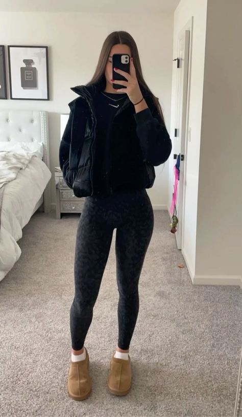 Leggings With Uggs Outfit, Casual Outfit Leggings, Leggings Outfit Women, Uggs Fits, Leggings Uggs, Black Leggings Outfits, Style Black Leggings, Casual Cute Outfits, Cute Fashion Outfits