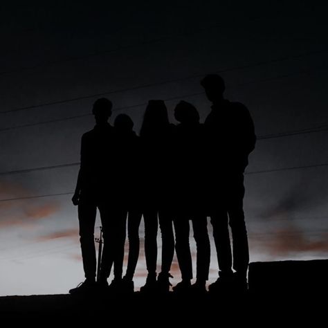 Group Of Assassins Aesthetic, Four Guys Aesthetic, Faceless Group Aesthetic, Five Siblings Aesthetic, Happy Character Aesthetic, Faceless Group Of Friends, Group Of 4 Aesthetic, Family Dark Aesthetic, Found Family Aesthetic Pictures