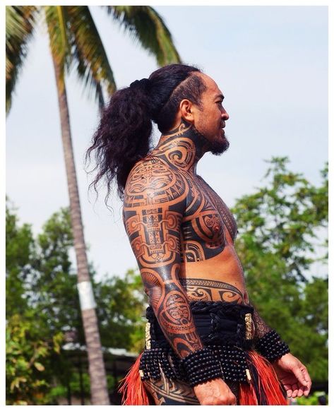 Samoa Tattoo, Tatau Tattoo, Samoan Men, Tattoo Son, Island Tattoo, Polynesian Men, Filipino Tattoos, Maori People, Polynesian Tattoos