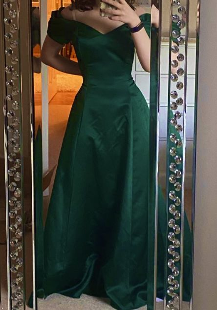 Dark Green Floor Length Dress, Emerland Green Dress Prom, Vintage Emerald Green Dress, Emerald Green Gown Dress, Emerald Green Long Gown, Satin Prom Dress Aesthetic, Emerald Green Dress Vintage, Emerald Green Vintage Dress, Graduation Green Dress