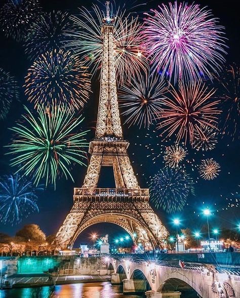 Happy New Year! (photo source unknown) Enjoy your celebrations and enjoy 2019!  #happynewyear2019 #parisfireworks #parisnewyears… Paris In The Summer, Torre Eiffel Paris, Eiffel Tower Painting, Paris Tour Eiffel, Fireworks Design, Paris Wallpaper, Paris Jackson, Paris Pictures, Paris Tours