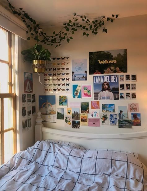 pinterest — 𝑜𝒽𝓃𝑜𝒸𝒶𝓇𝑜𝓁𝒾𝓃𝑒 Uni Room, Dorm Room Inspiration, Indie Room, Teen Room Decor, Room Goals, Redecorate Bedroom, Aesthetic Rooms, Teen Bedroom Decor, Dreamy Room