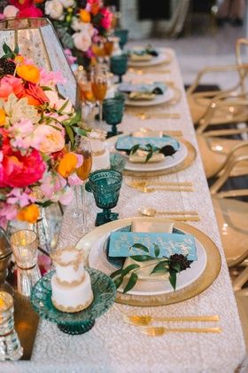 Turquoise Fall Wedding Color Palettes, Blue Place Settings, Gold Place Setting, Gold Chargers, Party Colors, Cabo Wedding, Boda Mexicana, Colored Glassware, Bright Wedding